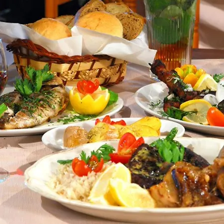 Dafnis Helios - Lovely 3 Bedroom With Pool *