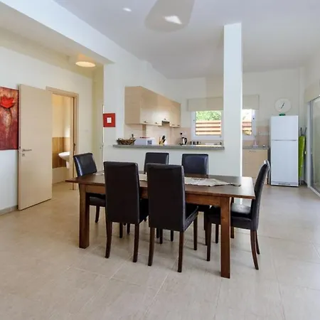Dafnis Helios - Lovely 3 Bedroom With Pool - Close To Fig Tree Bay 빌라