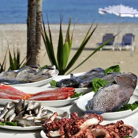 Dafnis Helios - Lovely 3 Bedroom With Pool Willa