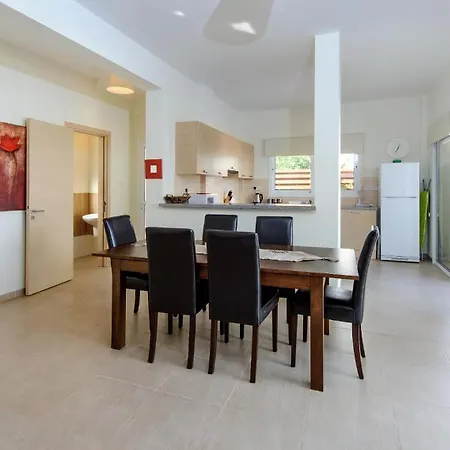 Dafnis Helios - Lovely 3 Bedroom With Pool - Close To Fig Tree Bay *