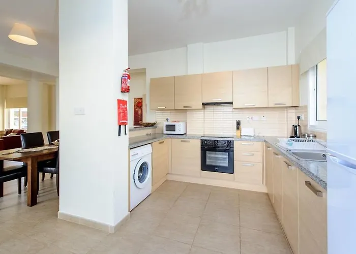 Dafnis Helios - Lovely 3 Bedroom With Pool *